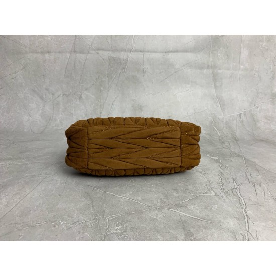 New Suede HoboP6505BC125BrownThis bag reinterprets Wander's Hobo shape in suede, injecting a soft sophistication into a classic vintage styleRemovable leather shoulder strapLength 110cmGold hardwareMetal monogrammed logo on frontCotton sateen liningZipper