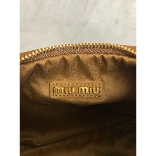New Suede HoboP6505BC125BrownThis bag reinterprets Wander's Hobo shape in suede, injecting a soft sophistication into a classic vintage styleRemovable leather shoulder strapLength 110cmGold hardwareMetal monogrammed logo on frontCotton sateen liningZipper