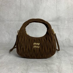 New Suede HoboP6505BC125Dark brownThis handbag reinterprets Wander's Hobo shape in suede, giving a soft and sophisticated twist to a classic vintage styleRemovable leather shoulder strapLength 110cmGold hardwareMetal monogrammed logo on frontCotton sateen