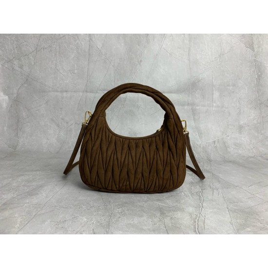 New Suede HoboP6505BC125Dark brownThis handbag reinterprets Wander's Hobo shape in suede, giving a soft and sophisticated twist to a classic vintage styleRemovable leather shoulder strapLength 110cmGold hardwareMetal monogrammed logo on frontCotton sateen