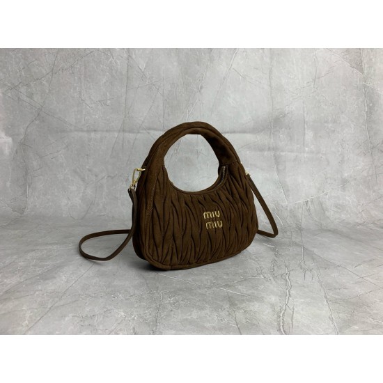 New Suede HoboP6505BC125Dark brownThis handbag reinterprets Wander's Hobo shape in suede, giving a soft and sophisticated twist to a classic vintage styleRemovable leather shoulder strapLength 110cmGold hardwareMetal monogrammed logo on frontCotton sateen