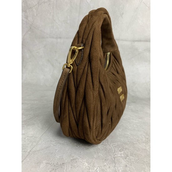 New Suede HoboP6505BC125Dark brownThis handbag reinterprets Wander's Hobo shape in suede, giving a soft and sophisticated twist to a classic vintage styleRemovable leather shoulder strapLength 110cmGold hardwareMetal monogrammed logo on frontCotton sateen