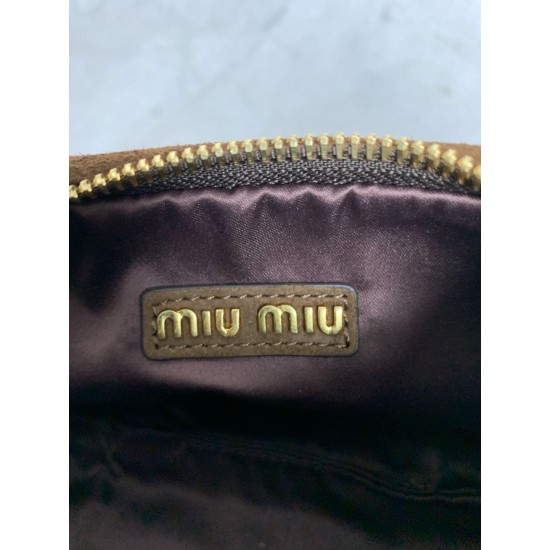 New Suede HoboP6505BC125Dark brownThis handbag reinterprets Wander's Hobo shape in suede, giving a soft and sophisticated twist to a classic vintage styleRemovable leather shoulder strapLength 110cmGold hardwareMetal monogrammed logo on frontCotton sateen