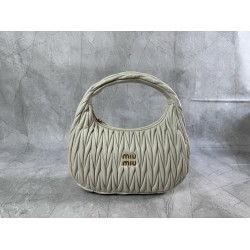 P8505BC108M new MiuWander handbags imported lambskin classic brand iconic Matelasse texture embroidery vintage frosted hardware using the curve of the round lone retained the right sense of playfulness bag type overall stiff and shaped full of personality