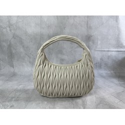 P8505BC108M new MiuWander handbags imported lambskin classic brand iconic Matelasse texture embroidery vintage frosted hardware using the curve of the round lone retained the right sense of playfulness bag type overall stiff and shaped full of personality