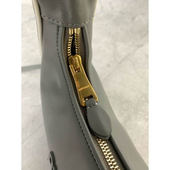 P7005BC125 stone cement gray with white MiuMi new MiuWander handbags new bold color scheme using the top imported calfskin leather vintage frosted hardware using the round lonely curve retains the playful sense of expression of sports elegance style and c