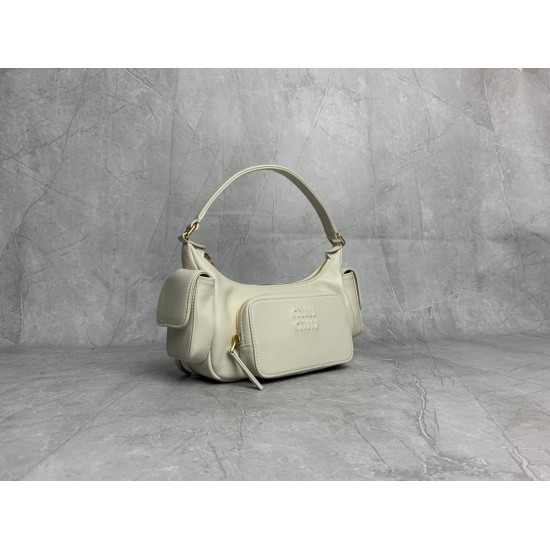 P8805BC146 white M this year's most special style biker bag using top imported lambskin leather soft cotton satin lining multi-pocket design blurring the boundaries of functionality and decorative personality distinctive can manage a variety of styles can