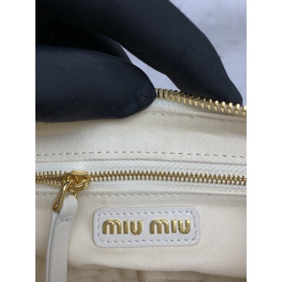 P8805BC146 white M this year's most special style biker bag using top imported lambskin leather soft cotton satin lining multi-pocket design blurring the boundaries of functionality and decorative personality distinctive can manage a variety of styles can