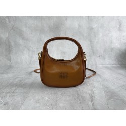 P6805BC125 Cognac soft cowhide leather with an aged effect gives the Wander a new modern elegance combining a refined silhouette with the bold experimental spirit of Miu Miu lcons Removable shoulder strap Gold-tone hardware Zipper closure Strap lining Eng