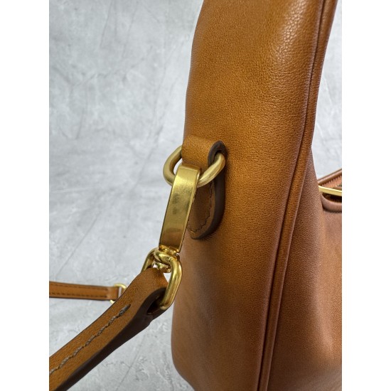 P6805BC125 Cognac soft cowhide leather with an aged effect gives the Wander a new modern elegance combining a refined silhouette with the bold experimental spirit of Miu Miu lcons Removable shoulder strap Gold-tone hardware Zipper closure Strap lining Eng
