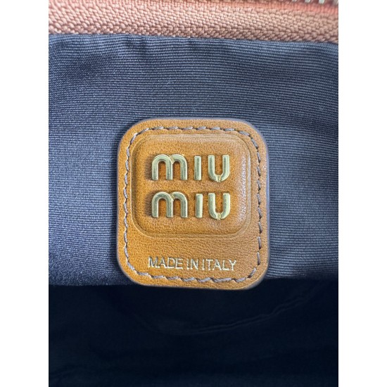 P6805BC125 Cognac soft cowhide leather with an aged effect gives the Wander a new modern elegance combining a refined silhouette with the bold experimental spirit of Miu Miu lcons Removable shoulder strap Gold-tone hardware Zipper closure Strap lining Eng