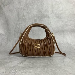 P7005BC125 caramel white side M new MiuWander handbags new bold color scheme using imported lambskin classic brand iconic Matelasse texture embroidery vintage frosted hardware using the round lonely curve to retain the proper sense of playfulness the bag 