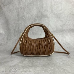 P7005BC125 caramel white side M new MiuWander handbags new bold color scheme using imported lambskin classic brand iconic Matelasse texture embroidery vintage frosted hardware using the round lonely curve to retain the proper sense of playfulness the bag 