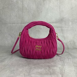 New Suede HoboP6505BC125PeachThis bag reinterprets Wander's Hobo shape in suede, injecting a soft sophistication into a classic vintage styleRemovable leather shoulder strapLength 110cmGold hardwareMetal monogrammed logo on frontCotton sateen liningZipper