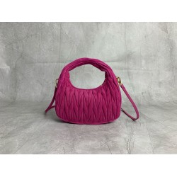 New Suede HoboP6505BC125PeachThis bag reinterprets Wander's Hobo shape in suede, injecting a soft sophistication into a classic vintage styleRemovable leather shoulder strapLength 110cmGold hardwareMetal monogrammed logo on frontCotton sateen liningZipper