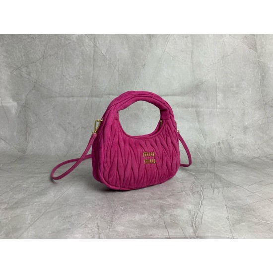 New Suede HoboP6505BC125PeachThis bag reinterprets Wander's Hobo shape in suede, injecting a soft sophistication into a classic vintage styleRemovable leather shoulder strapLength 110cmGold hardwareMetal monogrammed logo on frontCotton sateen liningZipper