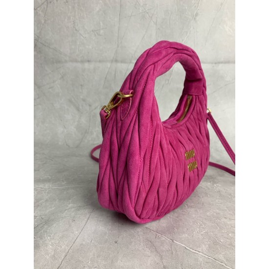 New Suede HoboP6505BC125PeachThis bag reinterprets Wander's Hobo shape in suede, injecting a soft sophistication into a classic vintage styleRemovable leather shoulder strapLength 110cmGold hardwareMetal monogrammed logo on frontCotton sateen liningZipper