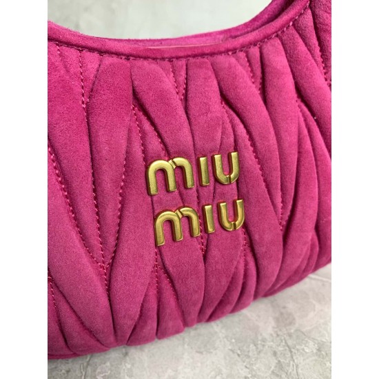 New Suede HoboP6505BC125PeachThis bag reinterprets Wander's Hobo shape in suede, injecting a soft sophistication into a classic vintage styleRemovable leather shoulder strapLength 110cmGold hardwareMetal monogrammed logo on frontCotton sateen liningZipper