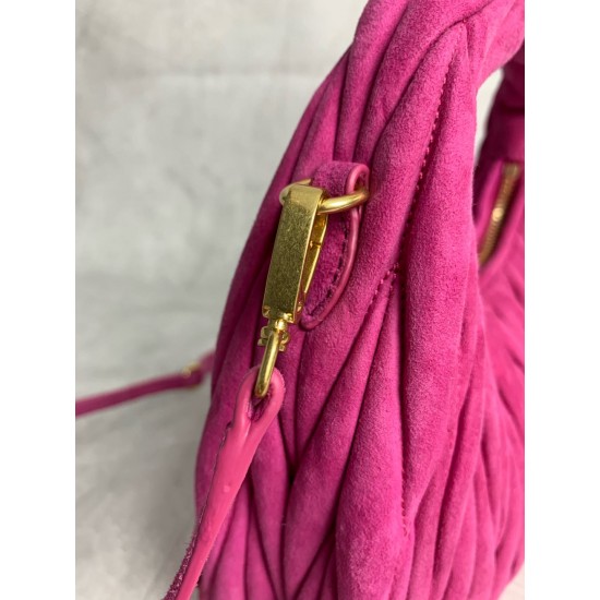 New Suede HoboP6505BC125PeachThis bag reinterprets Wander's Hobo shape in suede, injecting a soft sophistication into a classic vintage styleRemovable leather shoulder strapLength 110cmGold hardwareMetal monogrammed logo on frontCotton sateen liningZipper