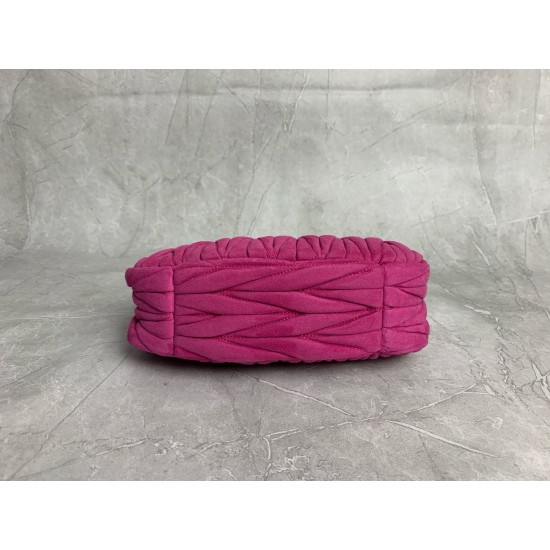 New Suede HoboP6505BC125PeachThis bag reinterprets Wander's Hobo shape in suede, injecting a soft sophistication into a classic vintage styleRemovable leather shoulder strapLength 110cmGold hardwareMetal monogrammed logo on frontCotton sateen liningZipper