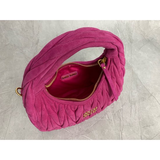 New Suede HoboP6505BC125PeachThis bag reinterprets Wander's Hobo shape in suede, injecting a soft sophistication into a classic vintage styleRemovable leather shoulder strapLength 110cmGold hardwareMetal monogrammed logo on frontCotton sateen liningZipper