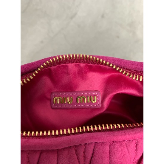 New Suede HoboP6505BC125PeachThis bag reinterprets Wander's Hobo shape in suede, injecting a soft sophistication into a classic vintage styleRemovable leather shoulder strapLength 110cmGold hardwareMetal monogrammed logo on frontCotton sateen liningZipper