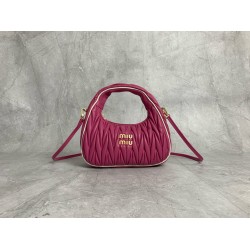 P7005BC125 Rose white side M new MiuWander handbags new bold color scheme using imported lambskin classic brand iconic Matelasse texture embroidery vintage frosted hardware using the round lone curves to retain the proper sense of playfulness the bag type