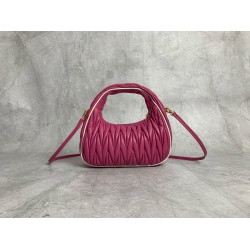 P7005BC125 Rose white side M new MiuWander handbags new bold color scheme using imported lambskin classic brand iconic Matelasse texture embroidery vintage frosted hardware using the round lone curves to retain the proper sense of playfulness the bag type