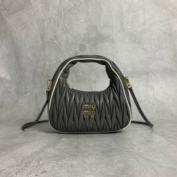 P7005BC125 Gray with white edges M new MiuWander handbags new bold color scheme using imported lambskin classic brand iconic Matelasse texture embroidery vintage frosted hardware using the curve of the round lone retained the playful sense of the bag type