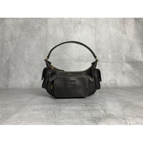 P8805BC146 retro M this year's most special style biker bag using top imported lambskin leather soft cotton satin lining multi-pocket design blurring the boundaries of functionality and decorative personality distinctive can manage a variety of styles can