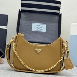 F540 with counter counter version of the full set of packaging exclusive customized new color caramel new upgraded version of the 1BC204 cross shoulder strap removable this versatile handbag using clean lines and classic detail design with removable chain