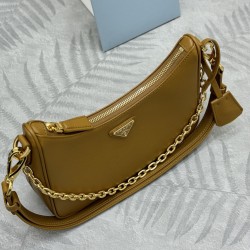 F540 with counter counter version of the full set of packaging exclusive customized new color caramel new upgraded version of the 1BC204 cross shoulder strap removable this versatile handbag using clean lines and classic detail design with removable chain