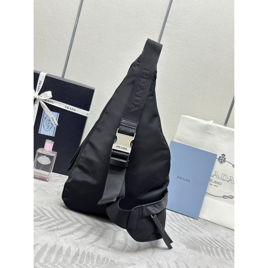 F380 classic chest bag 2VZ0922021 fall and winter men and women's new handbags advocate a sense of fashionable simple lines of the bag body style between the backpack and shoulder bag interpretation of mixed design style with side open buckle adjustable w