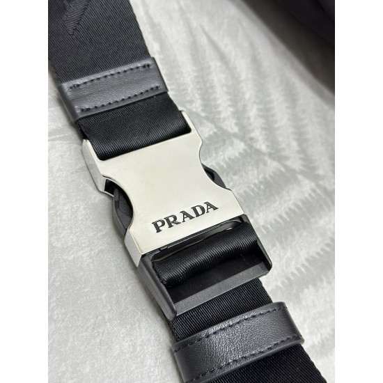 F380 classic chest bag 2VZ0922021 fall and winter men and women's new handbags advocate a sense of fashionable simple lines of the bag body style between the backpack and shoulder bag interpretation of mixed design style with side open buckle adjustable w