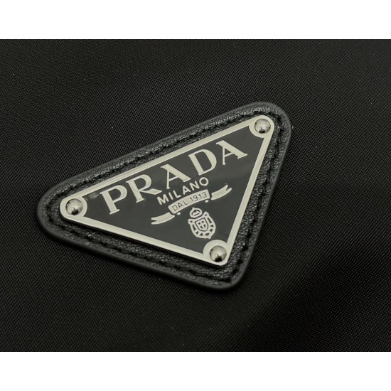 F380 classic chest bag 2VZ0922021 fall and winter men and women's new handbags advocate a sense of fashionable simple lines of the bag body style between the backpack and shoulder bag interpretation of mixed design style with side open buckle adjustable w