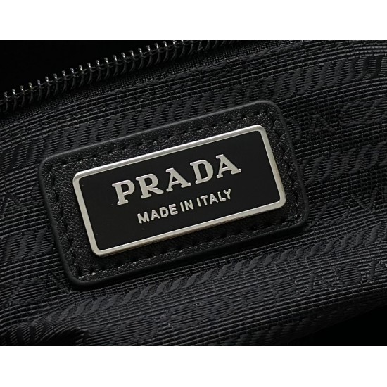 F380 classic chest bag 2VZ0922021 fall and winter men and women's new handbags advocate a sense of fashionable simple lines of the bag body style between the backpack and shoulder bag interpretation of mixed design style with side open buckle adjustable w