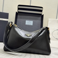 F670 with counter counter version of the full set of packaging exclusive customized new Aimee underarm bag wrinkled patent leather 1BC229 small this leather Hobo underarm bag design temperament simple imported calfskin front metal triangle enamel logo wit