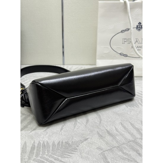 F670 with counter counter version of the full set of packaging exclusive customized new Aimee underarm bag wrinkled patent leather 1BC229 small this leather Hobo underarm bag design temperament simple imported calfskin front metal triangle enamel logo wit