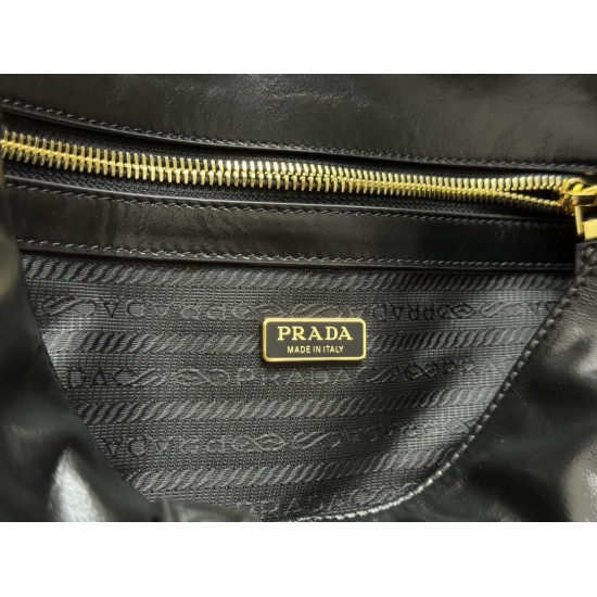 F790 with counter counter version of the full set of packaging exclusive customized new waxed leather armpit bag 1BD376 double buckle Soft Lux this leather handbag is simple and sophisticated design oily color exudes a classic atmosphere highlighting the 