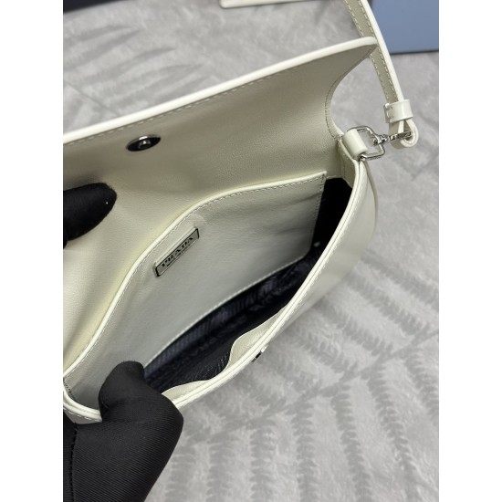 F530 with counter to the version of the full set of packaging exclusive customization P home counter the latest models of women's underarm bag 1BD311 arrived to use imported leather open edge beads calfskin material private white Niko hardware is not the 