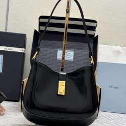 F530 with a full set of counter packaging exclusive customized new underarm bag 1BC169A This Cleo shoulder bag is made of imported glossy cowhide leather can be handheld can be carried on the shoulder front with a lock closure glowing exquisite charm shap