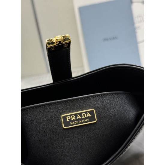 F530 with a full set of counter packaging exclusive customized new underarm bag 1BC169A This Cleo shoulder bag is made of imported glossy cowhide leather can be handheld can be carried on the shoulder front with a lock closure glowing exquisite charm shap