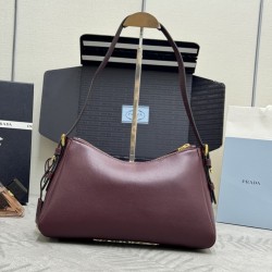 F690 with counter counter version of the full set of packaging exclusive customized new Aimee underarm bag 1BC229 small this leather Hobo underarm bag design temperament simple imported calfskin front metal triangle enamel logo with removable leather shou