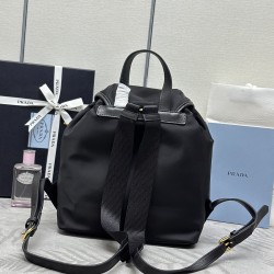 F510 with counter to the version of the full set of packaging exclusive customized new backpack 1BZ677B cover is cowhide edging this nylon shoulder bag using exquisite calfskin leather trim fusion of various materials and decorated with loose word mark lo