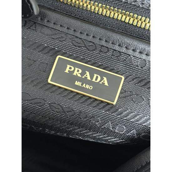 F510 with counter to the version of the full set of packaging exclusive customized new backpack 1BZ677B cover is cowhide edging this nylon shoulder bag using exquisite calfskin leather trim fusion of various materials and decorated with loose word mark lo