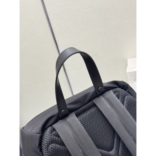 F600 new runway models 2VZ111 small shoulder back shoulder bag this runway models shoulder backpack using imported nylon fabric calfskin and top hardware front buckle flap and 2 pocket design with a removable nylon shoulder strap back and can be carried o