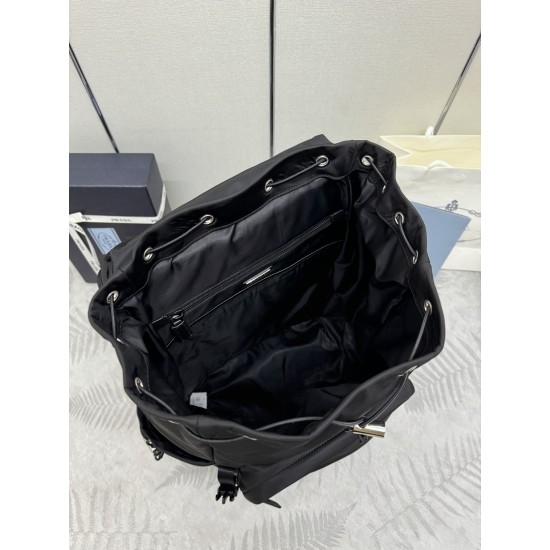 F780 new hiking bag 2VZ090 this backpack is quite technological appearance with the practicality of the interior space is made of ReNylon recycled nylon Saffiano leather presents cross stitching and waxed finish details distinctive style symbolizes the tr