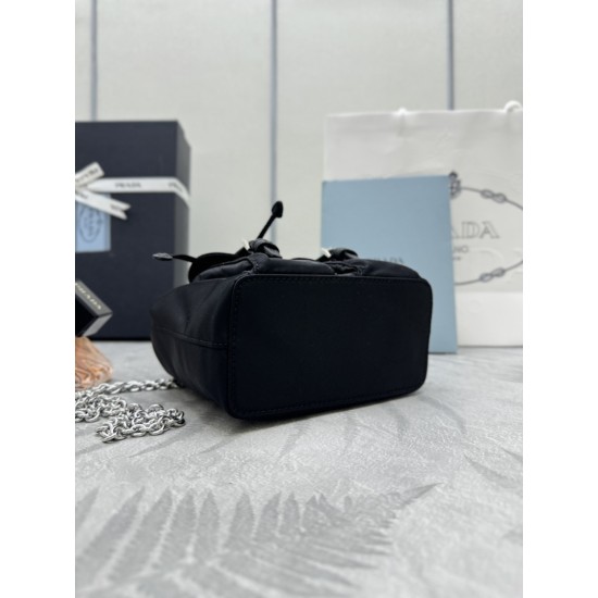 F400 with counter to the version of the full set of packaging exclusive customized mini small backpack 1BH029 shoulder bag This simple lines of the universal backpack can be transformed into a handbag through the removable shoulder straps to highlight the