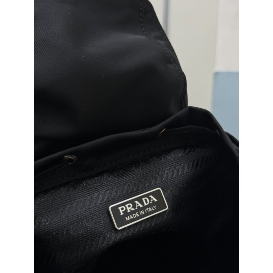 F400 with counter to the version of the full set of packaging exclusive customized mini small backpack 1BH029 shoulder bag This simple lines of the universal backpack can be transformed into a handbag through the removable shoulder straps to highlight the