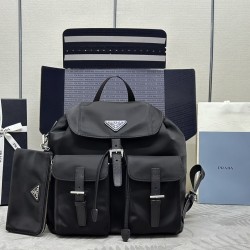 F480 with a full set of the right version of the counter packaging exclusive customized classic large backpack 1BZ811 nylon shoulder bag with exquisite Saffiano leather trim fusion of materials and decorated with triangular logo highlights the charm of fa